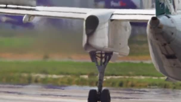 韦斯特喷气式飞机在跑道上准备离开午餐 加拿大飞机的引擎和底盘视图 加拿大安大略省多伦多皮尔逊机场的夏日薄雾 — 图库视频影像