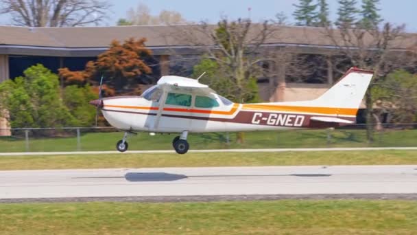 Landing Van Een Klein Skyhawk Vliegtuig Kleine Eenmotorige Vliegtuig Landing — Stockvideo