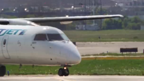 Westjet Jet Uçağı Öğle Yemeği Için Kalkışa Hazırlanıyor Kanada Uçağının — Stok video