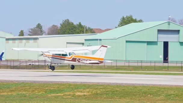 Aterragem Pequeno Avião Skyhawk Pequeno Avião Monomotor Privado Pousando Aeroporto — Vídeo de Stock