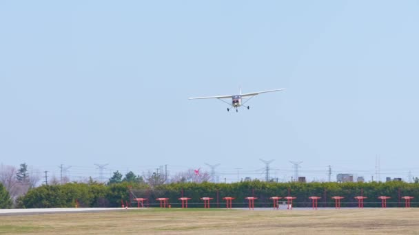 Aterrizaje Pequeño Avión Skyhawk Avión Solo Motor Privado Pequeño Aterrizando — Vídeo de stock