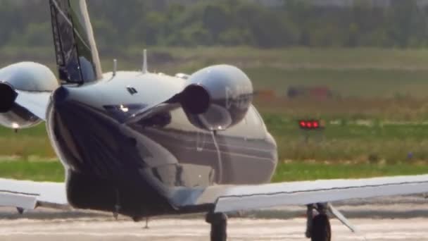 Großaufnahme Eines Kleinen Zweimotorigen Düsenflugzeugs Schimmerndem Dunst Das Sich Auf — Stockvideo