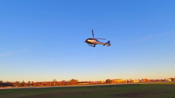 Privé Helikopter Vliegt Daalt Vanuit Lucht Lucht Slow Motion — Stockvideo