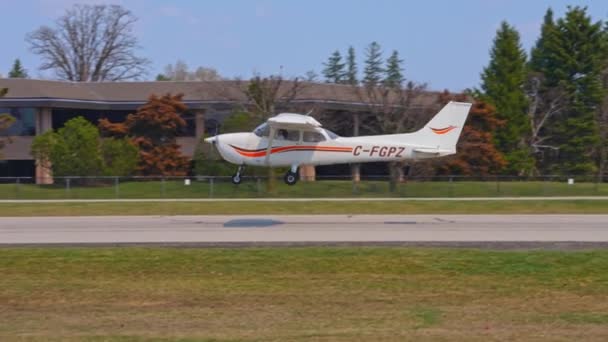 Egy Kis Skyhawk Repülőgép Leszállása Kisméretű Egy Hajtóműves Magánrepülőgép Leszállás — Stock videók