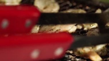 Barbekü ızgarasında karides rotasyonu. Baharatlı taze karides ve barbekü sobası. Parkta yaz kampı yemekleri ve eğlence..