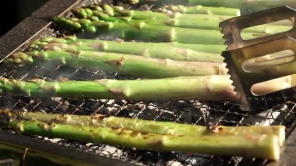 Bbq 그릴에 아스파라거스를 아스파라거스 참새풀을 목질로 숯으로 철재를 요리한다 채소에 — 비디오
