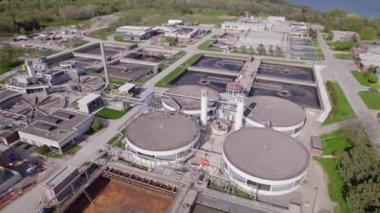 Şehrin kentsel alanındaki atık su arıtma tesisi. Siyah su geri dönüşümü için birden fazla atık su arıtma tesisi olan açık alan. Kuzey Amerika 'da ekoloji, çevre ve sağlık.