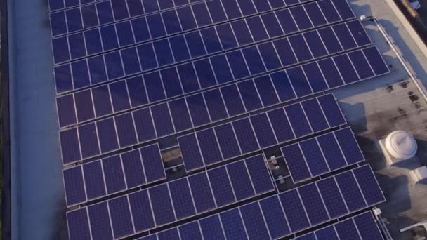 Güneş Panelleri Montajı Şehrin Çatısına Monte Edilmesi Elektrik Yüklemek Depolamak — Stok video
