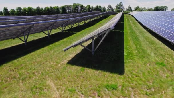 Aerial View Solar Power Panels Farm Field Solar Cells Green — Stockvideo