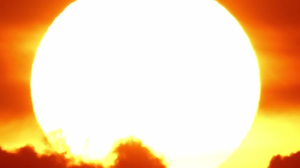 Soarele Cinematic Apune Cer Roșu Galben Portocaliu Atmosfera Caldă Vară — Videoclip de stoc