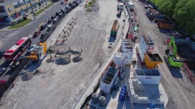 Eglinton ve Midland, Scarborough 'daki tünel kazma projesinde ilerleme kaydedildi. Diggy Scardust adlı sıkıcı tünel makinesi yerden çıkarılacak. Metrolinx: Toronto, Ontario, Kanada - 26 Mayıs 2023.