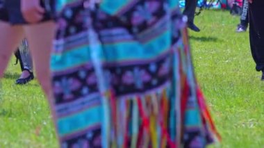 Pow Wow, 2. Geleneksel İki Ruh Toplantısı, Birinci Milletlerin 2 Ruhlu İnsanları tarafından. Jingle 'da geleneksel kadınlar dans eder. Ayakkabı ya da tıp elbisesi giyer..