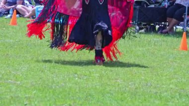 Pow Wow, 2. Geleneksel İki Ruh Toplantısı, Birinci Milletlerin 2 Ruhlu İnsanları tarafından. Gençlik ve kadınlar geleneksel dansları renkli elbiseler içinde: Toronto, Ontario, Kanada - 27 Mayıs 2023.