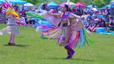 Pow Wow, 2. Geleneksel İki Ruh Toplantısı, Birinci Milletlerin 2 Ruhlu İnsanları tarafından. Gençlik ve kadınlar geleneksel dansları renkli elbiseler içinde: Toronto, Ontario, Kanada - 27 Mayıs 2023.