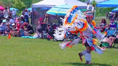 İki Ruh Toplantısı. Birinci Milletlerin İki Ruhu 'ndan. Powwow, süslü tüy dansçıları, geleneksel regalia dansları Toronto, Ontario, Kanada - 27 Mayıs 2023.