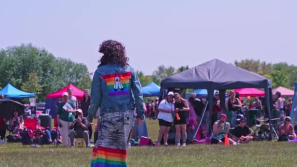 Uma Pessoa Com Duas Bandeiras Orgulho Espiritual Nas Costas Pow — Vídeo de Stock