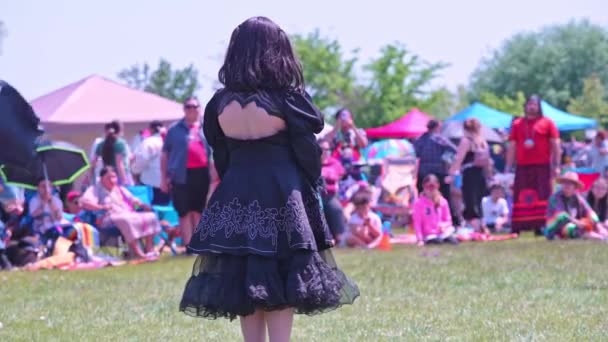 Drogdrottning Eller Drogkung Dansar Torontos Årliga Spirit Powwow Värd Spirited — Stockvideo