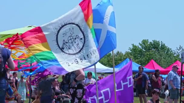 Exhibición Banderas Two Spirits Pow Wow Bandera Confederación Iroquesa Bandera — Vídeo de stock