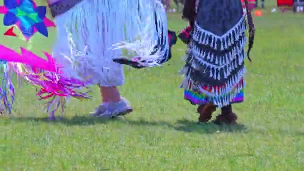 友情のサークルパウすごい先住民族のダンス 二霊力第一世界の二霊人が主催する力です すべての人々は友情ダンスに歓迎されています トロント オンタリオ カナダ 5月27 2023 — ストック動画
