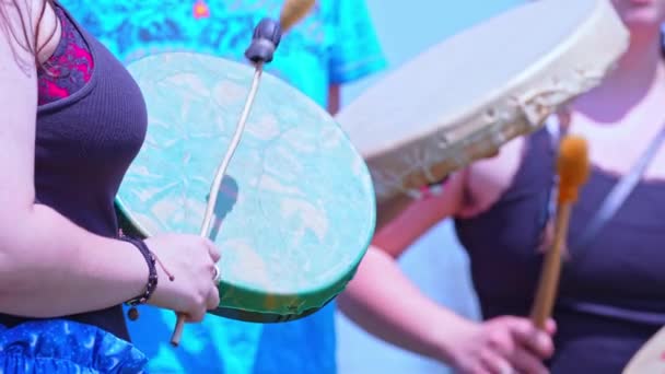 Artistas Jovens Cantando Uma Canção Nativa Triste Usando Tambores Mão — Vídeo de Stock