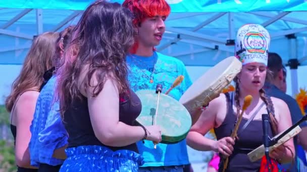 Ungdoms Artister Sjunger Sorglig Infödd Sång Torontos Årliga Spirit Powwow — Stockvideo