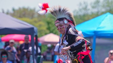 Toronto 'nun 2. Geleneksel 2 Ruh Toplantısı. Birinci Milletlerin 2 Ruhlu İnsanları ev sahipliği yapıyor. 2 Spirits Pow Wow geleneksel tavuk dansı ve yarışması Toronto, Ontario, Kanada - 27 Mayıs 2023.