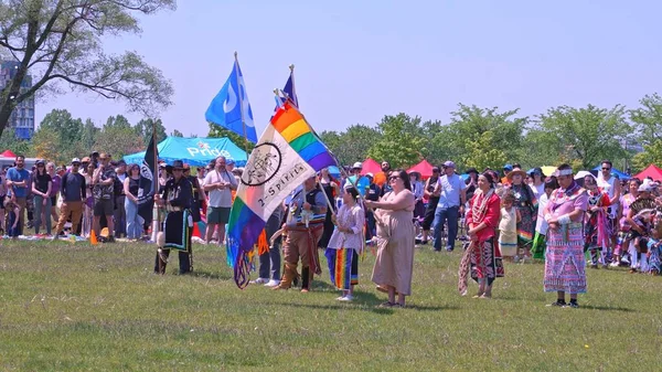 Two Spirits Pow 'da bayrak gösterisi. İki Ruhlu Amerikan Yerlisi sembollü gurur bayrağı. Trans ya da Transseksüel. Metis Flag ve kayıp savaş esiri kayıp bayrağı Toronto, Ontario, Kanada - 27 Mayıs 2023