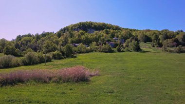 Kanada Ontario eyaletindeki Çıngıraklı Yılan Noktası Koruma Alanı gözcü evleri, kulübeleri veya villalar. Meşhur Kanadalı turist tatil güzergahları ve eğlence yerleri. Manzaralı ve popüler doğa rezervi.