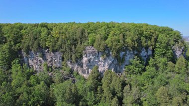 Kanada Ontario eyaletinde Çıngıraklı Yılan Noktası Koruma Alanı gözcüsü. Manzaralı ve popüler doğa koruma alanı. Engebeli güzellik ve çarpıcı manzara. Ünlü Kanadalı turist tatil rotaları ve eğlence merkezleri.