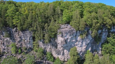 Kanada Ontario eyaletinde Çıngıraklı Yılan Noktası Koruma Alanı gözcüsü. Manzaralı ve popüler doğa koruma alanı. Engebeli güzellik ve çarpıcı manzara. Ünlü Kanadalı turist tatil rotaları ve eğlence merkezleri.