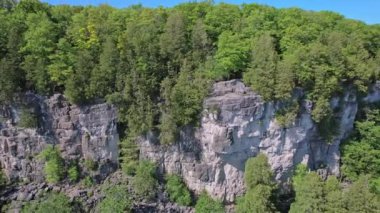 Kanada Ontario eyaletinde Çıngıraklı Yılan Noktası Koruma Alanı gözcüsü. Manzaralı ve popüler doğa koruma alanı. Engebeli güzellik ve çarpıcı manzara. Ünlü Kanadalı turist tatil rotaları ve eğlence merkezleri.