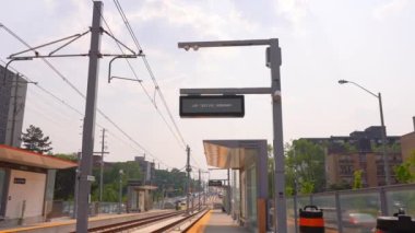 Eglinton Bulvarı 'ndaki LRV için LRV testi başlatıldı. Yeni Eglinton Crosstown LRT kapasitesi: Toronto, Ontario, Kanada - 7 Haziran 2023.