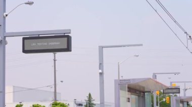 LRV Test İşareti, Yeni Eglinton Crosstown LRT İstasyonu İnşaatı. Golden Mile İstasyonu yolcu sığınağı. 25 istasyonlu hafif demiryolu hattı LRT: Toronto, Ontario, Kanada - 7 Haziran 2023.