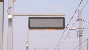 LRV Test İşareti, Yeni Eglinton Crosstown LRT İstasyonu İnşaatı. Golden Mile İstasyonu yolcu sığınağı. 25 istasyonlu hafif demiryolu hattı LRT: Toronto, Ontario, Kanada - 7 Haziran 2023.