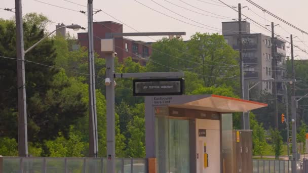 Ionview Station Onderdak Voor Passagiers Lrv Testing Underway Sign Eglinton — Stockvideo