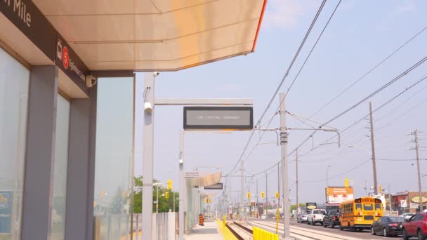 Lrv测试地铁标志 建设新的Eglinton过境点Lrt车站 黄金城车站的旅客庇护所 设有25个车站的轻轨铁路 加拿大安大略省多伦多 2023年6月7日 — 图库视频影像