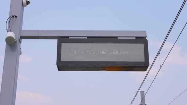 Пасажирський Притулок Станції Голден Майл Lrv Testing Underway Sign Eglinton — стокове відео