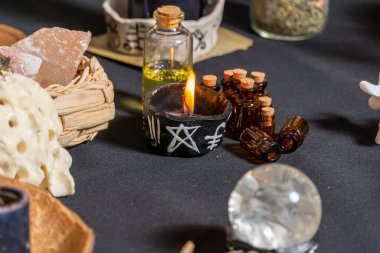 Kara büyü mumları büyücülük kompozisyonu. Sihirli ayin şeytani aletler ve eşyalar. Cadılar Bayramı ve okült kara büyü ritüeli hayali. Karanlık ve korkutucu atmosferde ayin sahnesi.