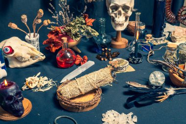 Büyücülük ayini. Sihirli tarikat için simya ve ezoterik semboller. Gizemcilikten esinlenen ruhani okültizm sihirli kimya. Cadı ve büyücü kavramı. Cadılar Bayramı zanaatı.