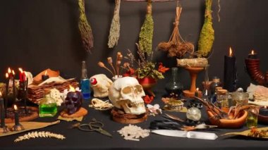 Büyücülük ayini. Sihirli tarikat için simya ve ezoterik semboller. Gizemcilikten esinlenen ruhani okültizm sihirli kimya. Cadı ve büyücü kavramı. Cadılar Bayramı zanaatı.