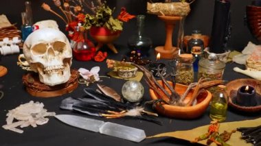 Büyücülük şişeleri ve yanan mumlarla dolu bir hayat. Kuru otlu şişeler ve şifa ve temizlik için bitkiler. Esrarengiz, cadılık ve büyücülük geçmişi.