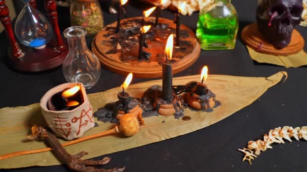 黑色魔法蜡烛的魔法组成 有选择的重点 魔法仪式撒旦的工具和物品 万圣节和神秘的黑魔法仪式都是虚构的在黑暗可怕的气氛中举行的丧礼 — 图库视频影像