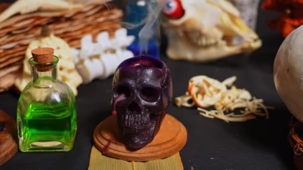 Cráneo Vela Negra Con Foco Selectivo Humo Altar Brujería Para — Vídeo de stock