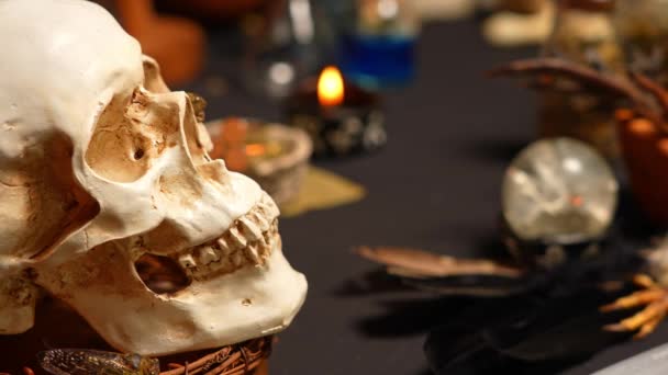 인간의 두개골 과검은 촛불은 의식인 마술의 변화에 초점을 맞춥니다 흑마술 — 비디오
