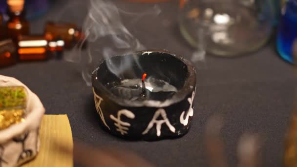 巫术构图选用烛光 魔法物品 工具和符号作为焦点 神秘和深奥的概念 神秘的万圣节魔法化学和魔法工艺 — 图库视频影像