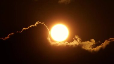 Büyük güneş diski ve arka plandaki bulutlarla Afrika 'nın günbatımı zaman atlaması. Sinema ve destansı sıcak yaz günbatımı zamanlaması Büyük kırmızı ve turuncu güneş çemberi.