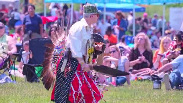 土生土长的传统舞蹈 风格华丽 令人赞叹 由第一民族的双灵人主持的 双灵奇观 比赛和庆祝活动 加拿大安大略省多伦多 2023年5月27日 — 图库视频影像
