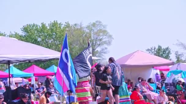 Visning Flaggor Vid Two Spirits Pow Wow Pride Flagga Med — Stockvideo