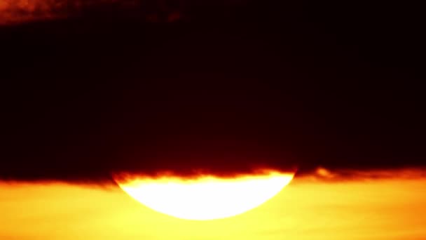 Büyük Güneş Diski Arka Plandaki Bulutlarla Afrika Nın Günbatımı Zaman — Stok video