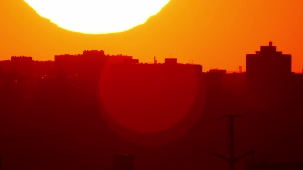 뜨거운 여름에는 하늘에서 황금빛 일몰을 수있다 시네마 주황색 태양의 움직임 — 비디오
